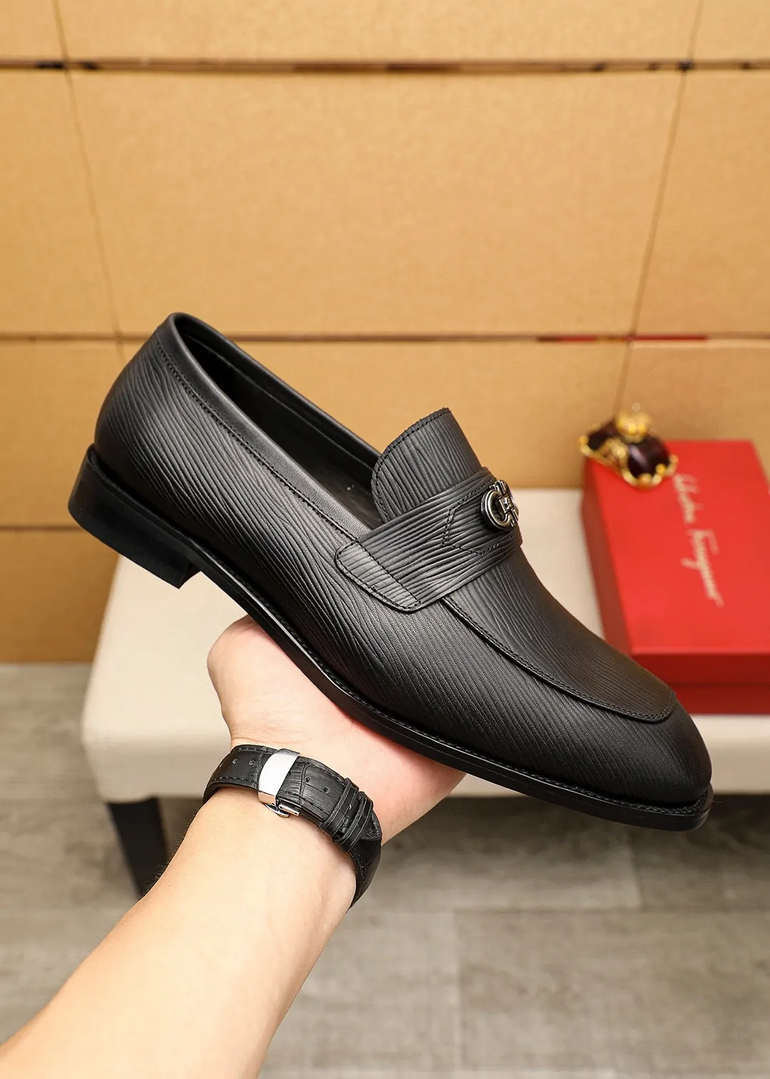 Men's shoes 💰480 💐 Product trademark: Ferragamo "Ferragamo" casual leather shoes Regular size: 38-44 (45.46🉑️customized) Product materials: Selected imported first-layer cowhide embossed upper + luxury hardware buckle, imported water-dyed cowhide leather lining. Strong three-dimensional visual effect, original rubber outsole Color: 1⃣️color optional